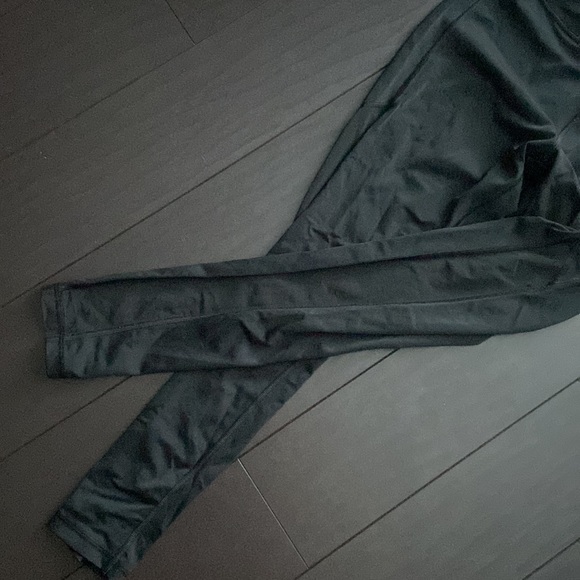 Victoria’s Secret Sport mesh siding insert black athletic leggings size M - Picture 3 of 4